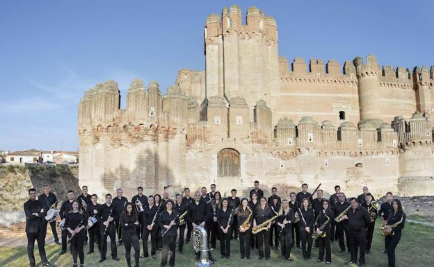 Los componentes de la banda posan junto al castillo de Coca. /El Norte