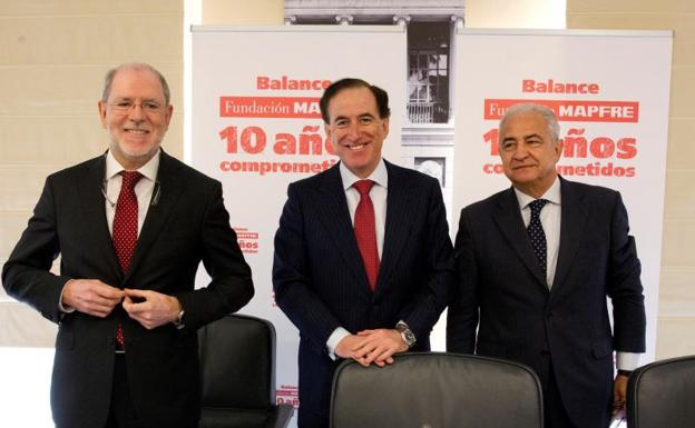 Julio Domingo (i), Antonio Huertas (c) y Antonio Núñez, director general, presidente y vicepresidente de la Fundación Mapfre./Javier Liaño (Efe)