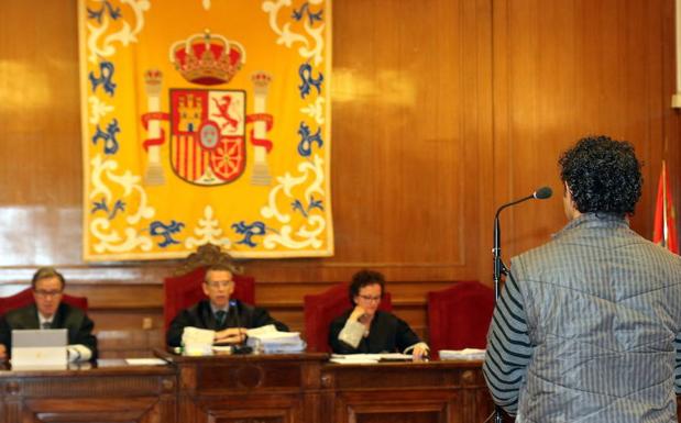 El condenado, de espaldas, durante el juicio. /De Torre
