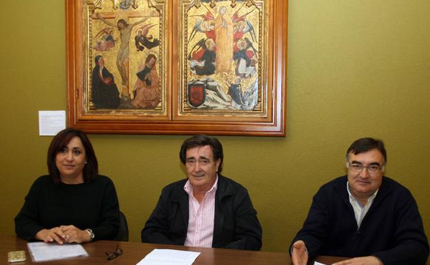 El alcalde, en el centro, junto a dos de sus concejales, durante su comparecencia. /M. Rico
