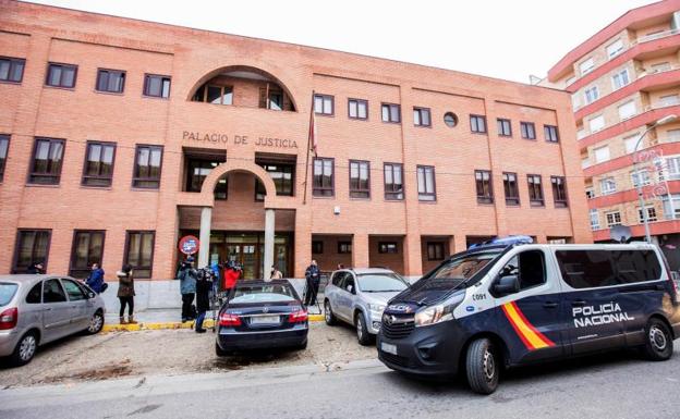 Un furgón de la Policía Nacional y varios periodistas a las puertas de los juzgados de Aranda de Duero donde declaran los tres jugadores del Arandina Club de Fútbol./EFE