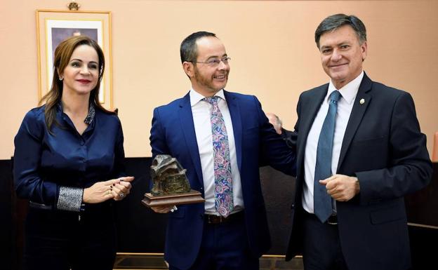 La presidenta de las Cortes de Castilla y León, Silvia Clemente, el presidente de la Diputación de Segovia, Francisco Vázquez (d), y el poeta Antonio Praena, ganador del XXVII Premio Internacional de Poesía Jaime Gil de Biedma, posan durante el acto de entrega hoy en Segovia. /Efe