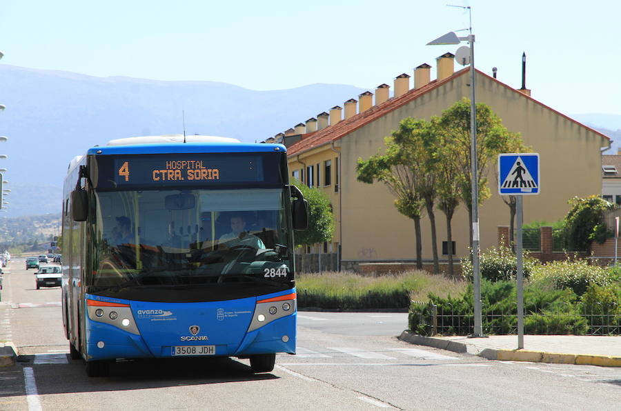 Un autobús de la línea 4 en el barrio de Nueva Segovia./Antonio Tanarro