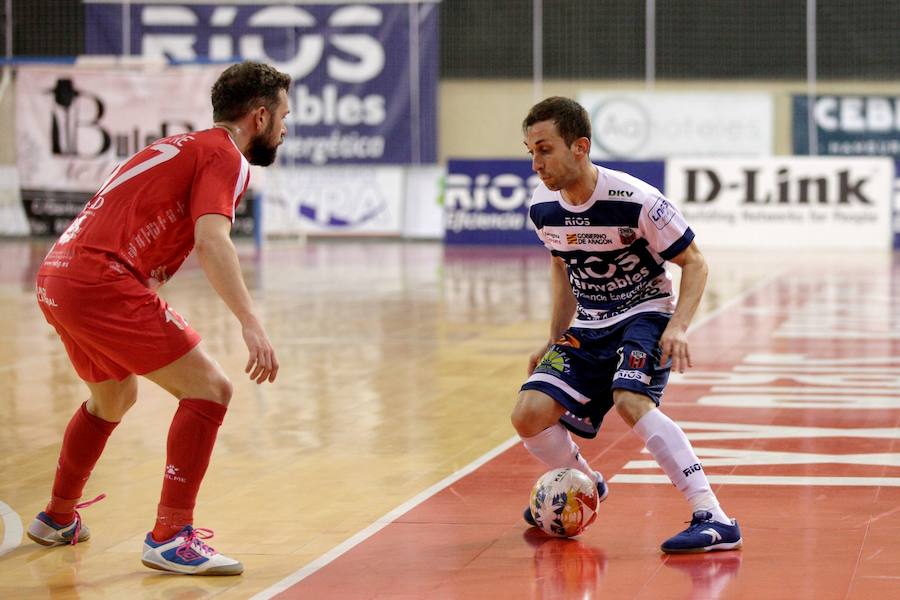 Buitre trata de detener el avance de un jugador del Ríos Renovables Zaragoza./LNFS