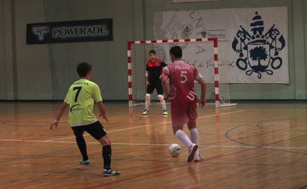 Picolo conduce el balón/