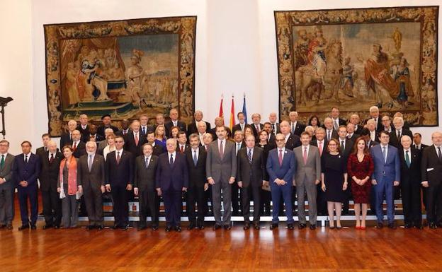 Los participantes en la cumbre iberoamericana posan con Felipe VIen una foto para la posteridad en el Aula Salinas de la Universidad. /MANUEL LAYA