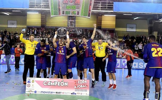 Los jugadores del Barça celebran la Copa ganada en León. /EFE