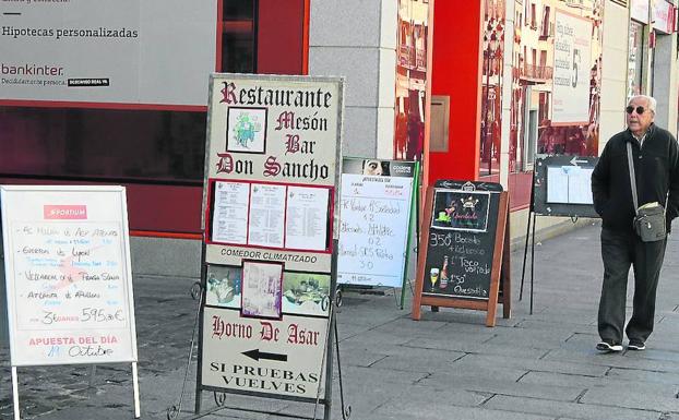 Carteles en la avenida del Acueducto. /A. de Torre