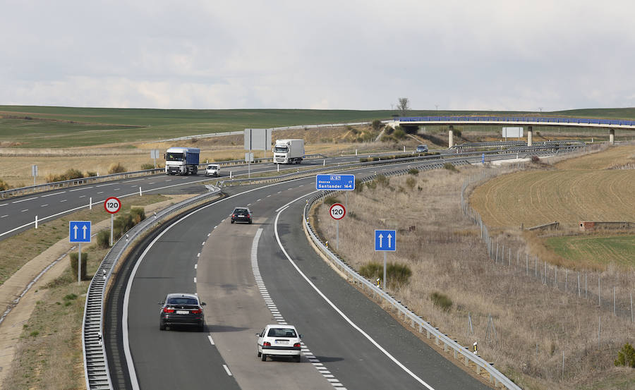 Autovía a Cantabria, en el término municipal de Frómista. /Antonio Quintero