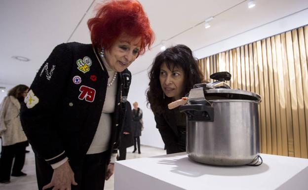 Juana de Aizpuru y la concejala Ana Redondo observan una olla que forma parte de la exposición. /A. Mingueza