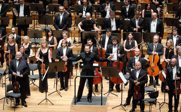 La Orquesta Sinfónica, con Andrew Gourlay en el centro, en uno de los conciertos de abono de esta temporada. /El Norte