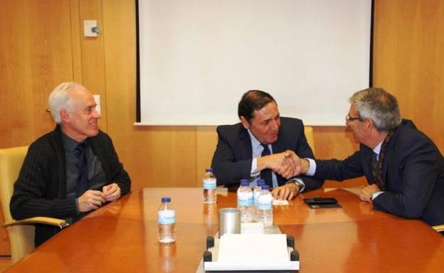 El alcalde de Guardo, a la derecha, estrecha la mano del consejero de Sanidad, junto al delegado de la Junta. /El Norte