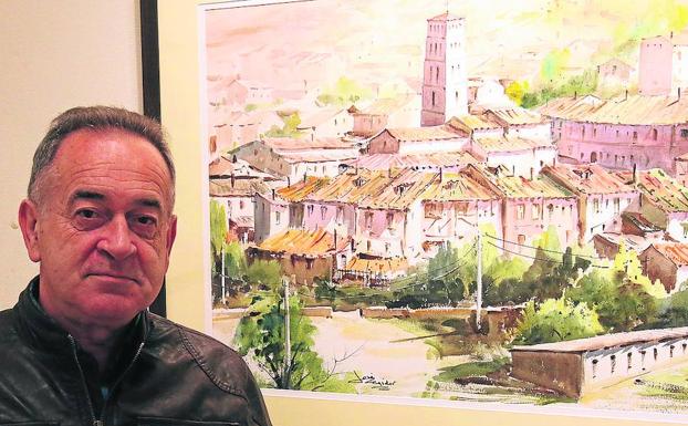 José Antonio Regidor, junto a uno de los cuadros expuestos en la sala Unturbe. /A. de Torre