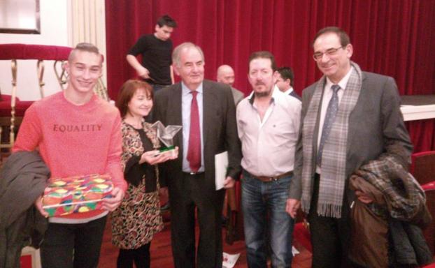 El director provincial de Educación, a la derecha, con el profesor Pablo Acinas, Álvaro Gil Robles (presidente de la Fundación Valsaín), la directora del instituto Trinidad Arroyo y un alumno. /El Norte