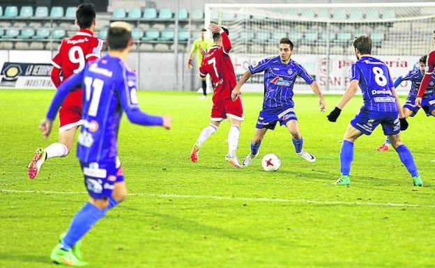 Los jugadores del Palencia Cristo disputa un balón con el Real Ávila en La Balastera. /ANTONIO QUINTERO