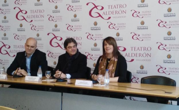 Sergio Sanjuán, Chema Viteri y Laura de Juan, durante la presentación en el Teatro Calderón. /El Norte