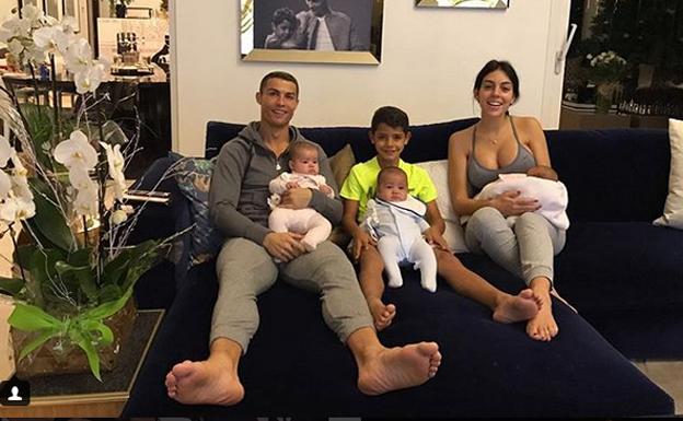 Ronaldo con su pareja y sus cuatro hijos. /Instagram