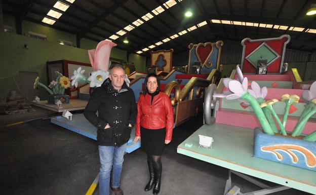 Los concejales muestran las tres nuevas carrozas que se incorporan este año a la Cabalgata./WORD