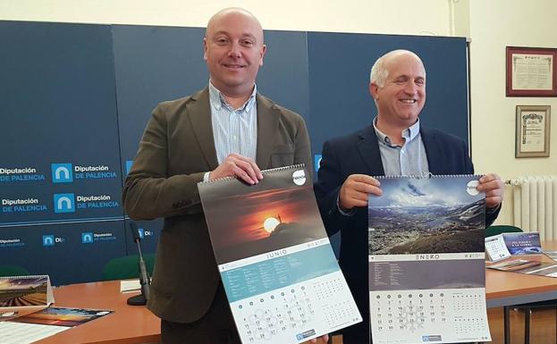Luis Calderón y Urbano Alonso, con los calendarios. /El Norte