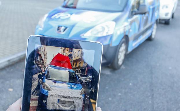 Roban la decoración navideña de un coche comercial en el aparcamiento del edificio rojo del barrio leonés de Eras de Renueva. /CARLOS CAMPILLO