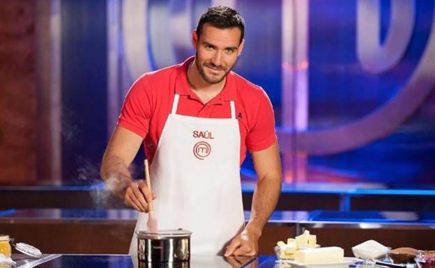 Saúl Craviotto, en los fogones de Masterchef Celebrity. /TVE