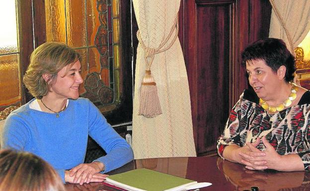 La ministra de Agricultura y la alcaldesa de Segovia, durante una reunión. /El Norte