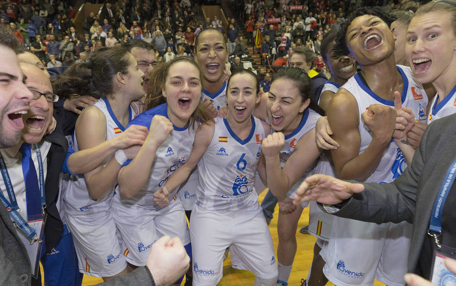 Las jugadores del Avenida celebran el título logrado en la última edición en Girona/FEB.