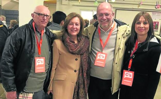 El diputado de Cs por Castilla y León, Francisco Igea (segundo por la derecha), posa con varios apoderados en Barcelona/El Norte