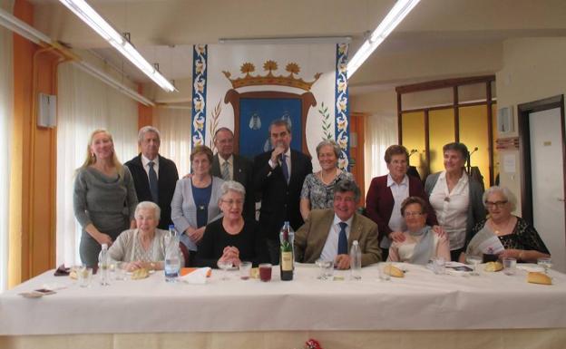 Los homenajeados y las autoridades asistentes a la fiesta. /WORD