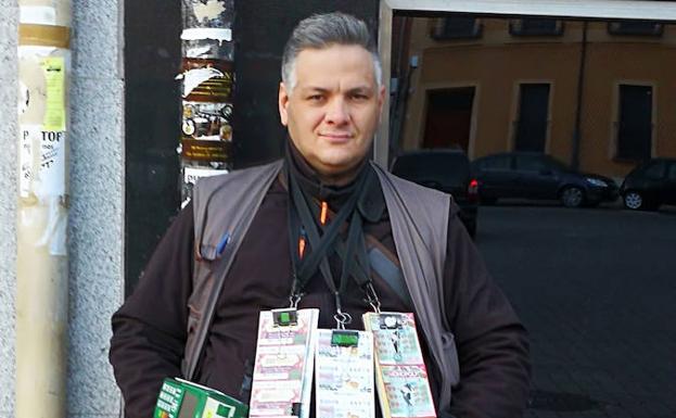 Ricardo Deogracias, el trabajador de la Once que ha cenedido el cupón premiado. /El Norte