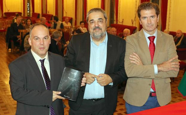 Carlos Aganzo, en el centro de la imagen, junto a Pablo Méndez, editor de Vitruvio y Fernando Conde. /Henar Sastre