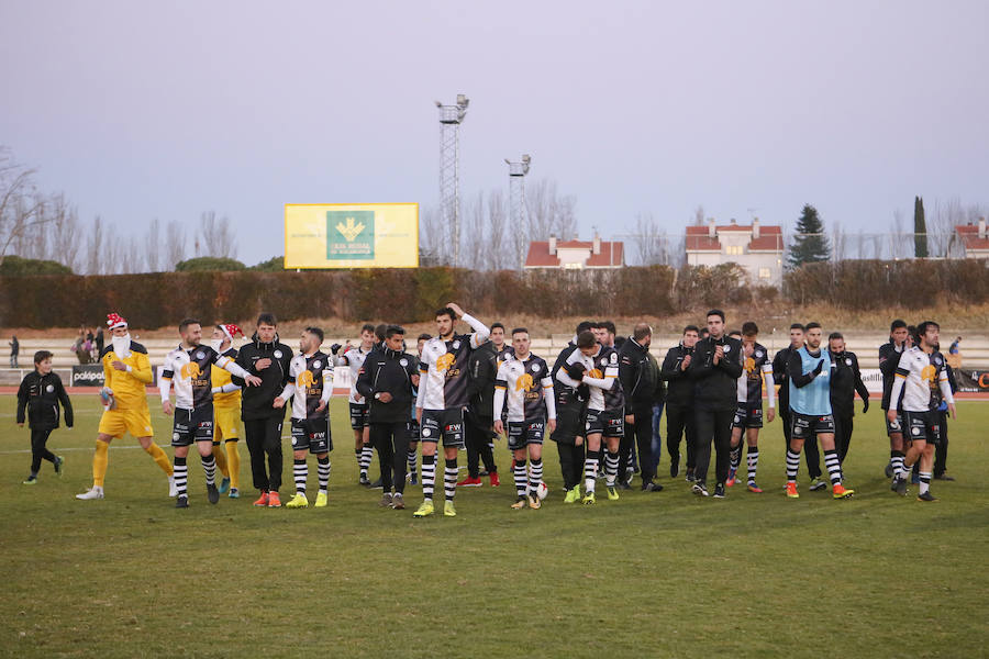 Los jugadores de Unionistas celebran el triunfo ante el Ávila tras el partido. /ANTORAZ