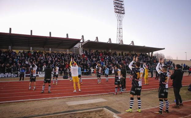 Los jugadores de Unionistas agradecen el apoyo a sus aficionados tras la victoria ante el Ávila. /ANTORAZ