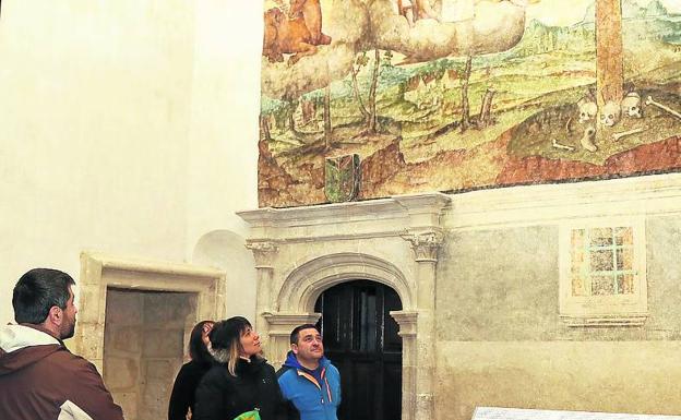 Varios visitantes contemplan el fresco de la Cruz.Marta Moras/