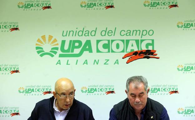 El coordinador de la Alianza UPA-COAG, Aurelio Pérez, (izquierda) y el Coordinador Alianza UPA-COAG, Aurelio González, hacen balance de 2017 y de los retos que el sector tendrán que afrontar el próximo año./ICAL