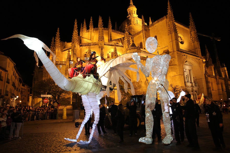 El títere luminoso Dundu (a la derecha), durante la cabalgata de 2015 en Segovia./Antonio Tanarro