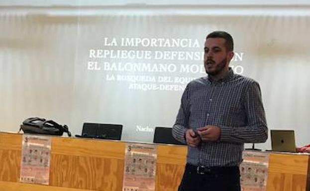 Nacho González, durante su exposición/César Scardino