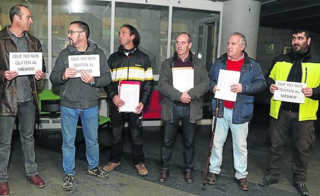Vecinos de Frómista presentan en la Junta las firmas para exigir un médico. /Marco Alonso