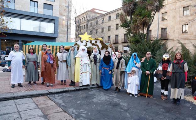 Foto de grupo con algunos de los personajes del belén viviente. /LAYA