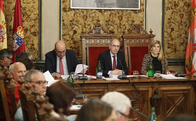 La vicepresidenta segunda y diputada de Economía y Hacienda, Chabela de la Torre (dcha.), fue rebatiendo los argumentos de la oposición./MANUEL LAYA