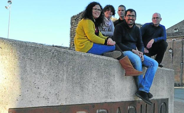 Los emprendedores, en una de las zonas más céntricas del pueblo, en las inmediaciones de la Casa del Parque./S.G.