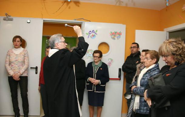 El prelado bendice las instalaciones. /M. Rico
