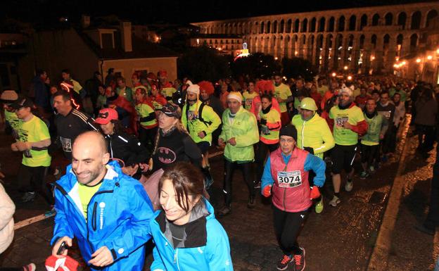 Riada de participantes, algunos disfrazados, en la salida de la Carrera de Fin de Año que se ha desarrollado este domingo en Segovia. /Antonio Tanarro