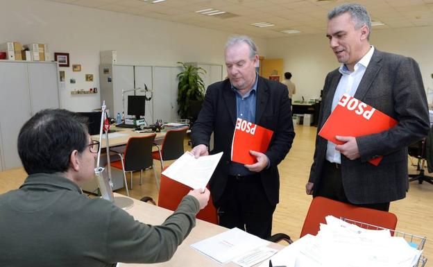 Los procuradores del PSOE José Francisco Martín y Javier Izquierdo presentan la solicitud en el registro de las Cortes. ./EFE