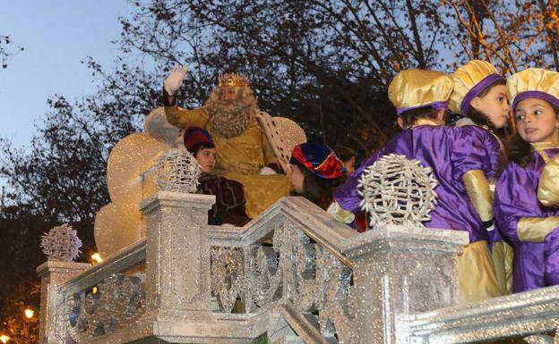 El rey Melchor en la Cabalgata de Reyes Magos en la ciudad de Valladolid. /HENAR SASTRE
