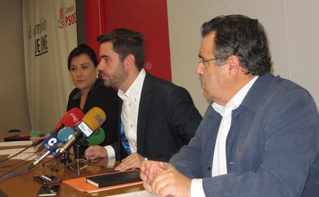 Ana Sánchez, Antidio Fagúndez y José Ignacio Martín Benito, en la sede del PSOE de Zamora. /EL NORTE