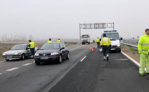 Agentes de la Guardia Civil realizan controles en una carretera./EL NORTE