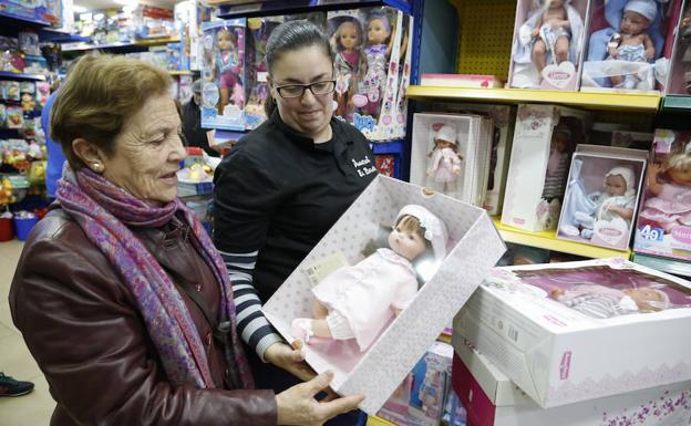 Las muñecas siguen demandándose, en especial este año, las ‘reborn’./MANUEL LAYA