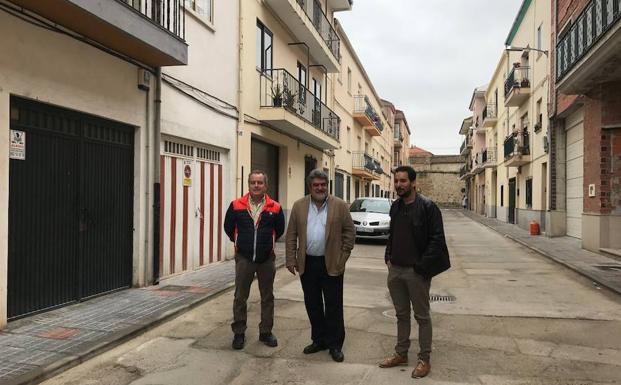 Joaquín Pellicer, Juan Tomás Muñoz y Domingo Benito, ayer en la calle Lope de Vega./S.G.