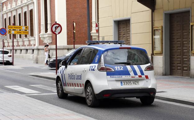 Coche de la Policía Local por la ciudad. /Antonio Quintero